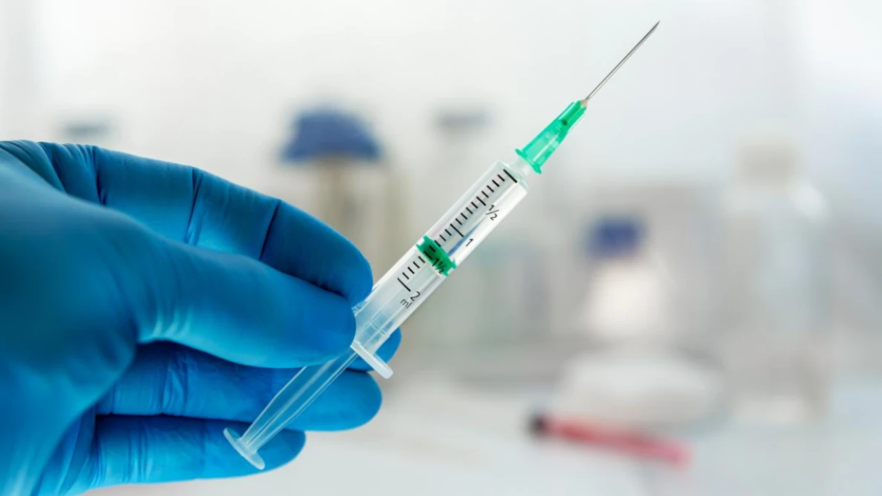 Inyección-vacunacion-VIH -tratamiento-salud