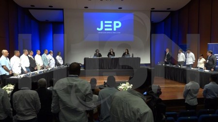 Cara a cara con la verdad: víctimas y comparecientes de las extintas FARC-EP se encuentran en audiencia en Medellín