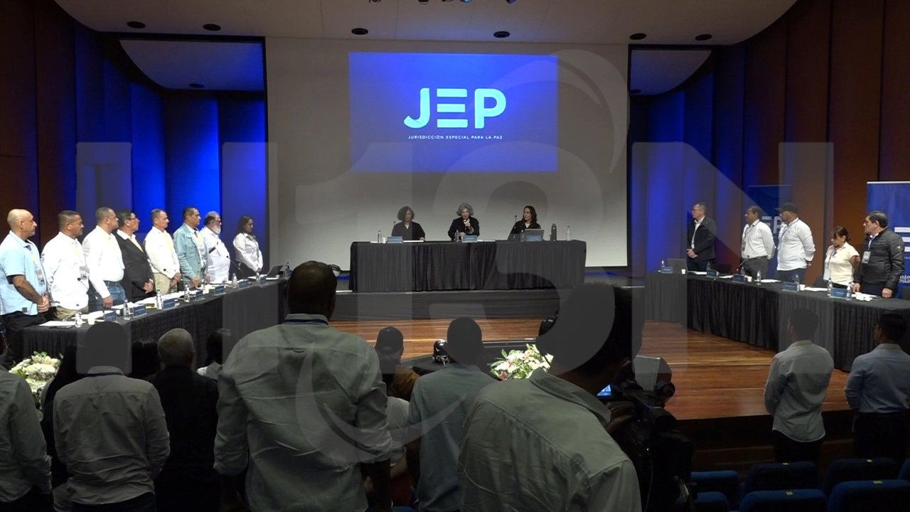 Cara a cara con la verdad: víctimas y comparecientes de las extintas FARC-EP se encuentran en audiencia en Medellín