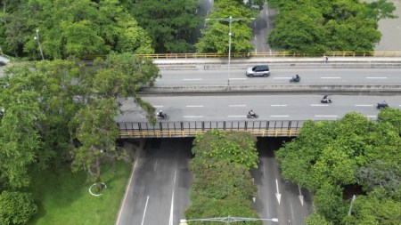 ¡Por fin! Alcaldía instala mallas de protección en puentes Barranquilla y Horacio Toro para evitar más agresiones con piedras