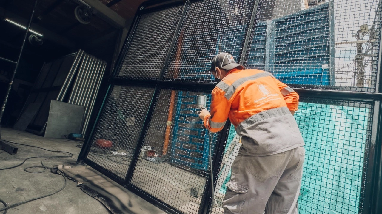 ¡Por fin! Alcaldía instala mallas de protección en puentes Barranquilla y Horacio Toro para evitar más agresiones con piedras