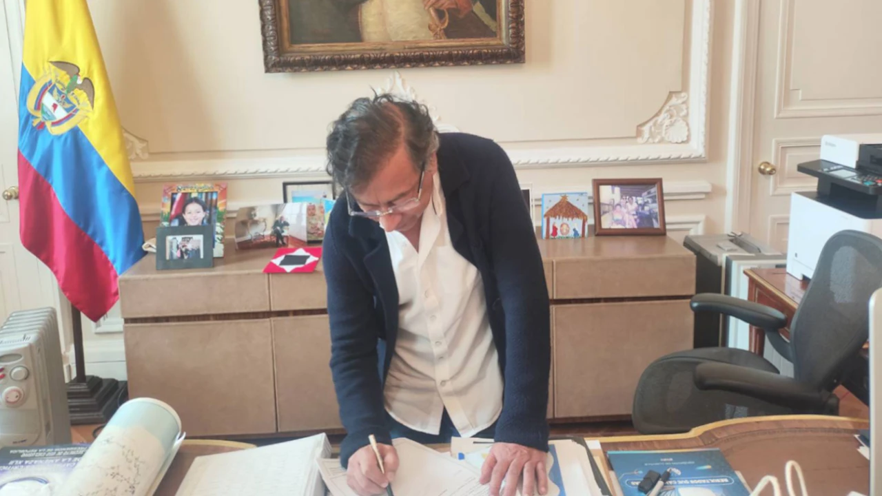 ¡Es oficial! Gustavo Petro cumple y deroga decreto de consulta popular Petro-firma-decreto