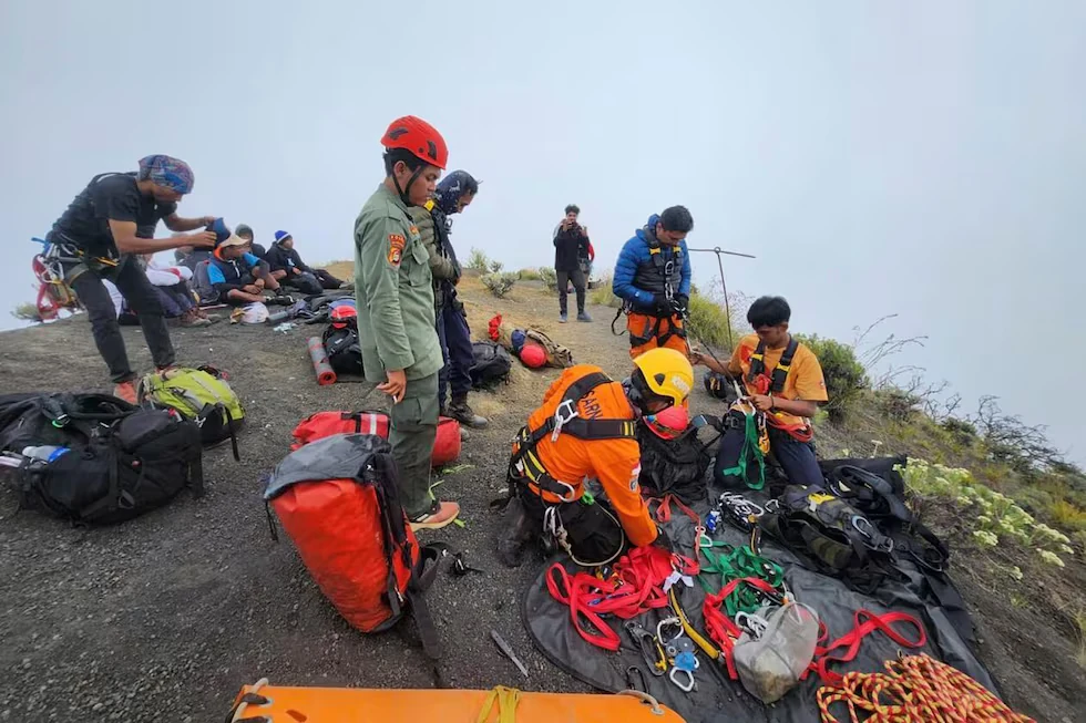 ¡Cuatro días esperó su rescate! Joven brasileña fue hallada muerta tras caer dentro de un volcán en Indonesia 1 Rescate turista brasilera