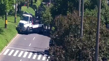 ¡Pilas! Se volcó un vehículo en la Av. Regional y n y cerraron un carril cerca de la Minorista