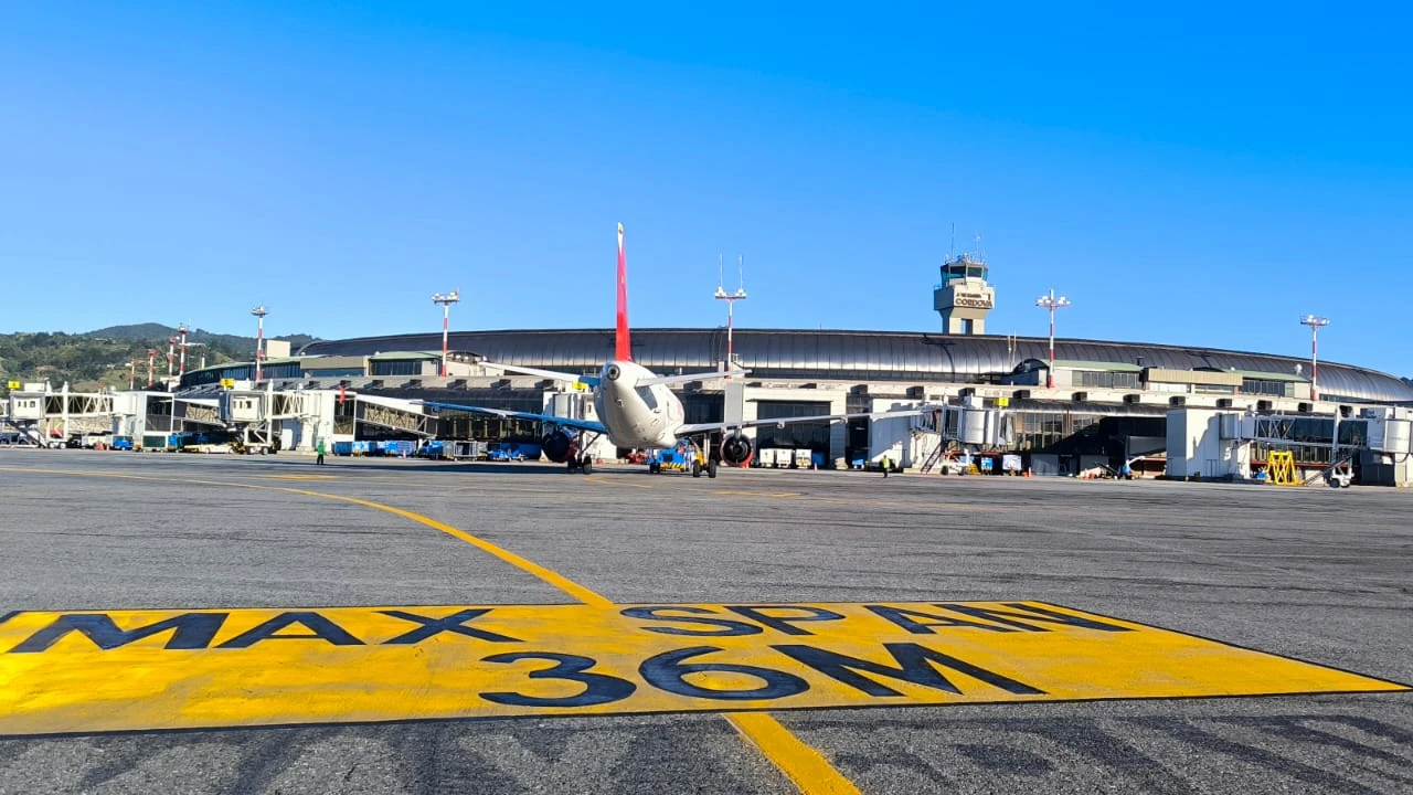 Esposados: así llegaron 38 colombianos deportados desde Panamá a Rionegro