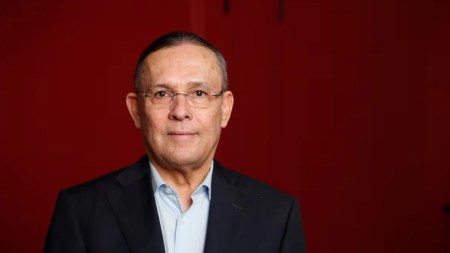 Efraín Cepeda, presidente del Senado, lanza alerta internacional por consulta popular vía decreto