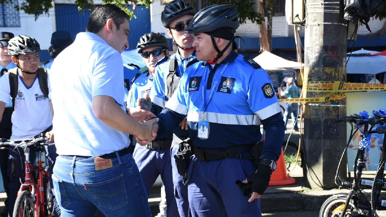 Itagüí acelera la seguridad vial con bicicletas eléctricas para sus agentes de tránsito 3 entrega-bicicletas-nuevos-agentes-transito-itagui2