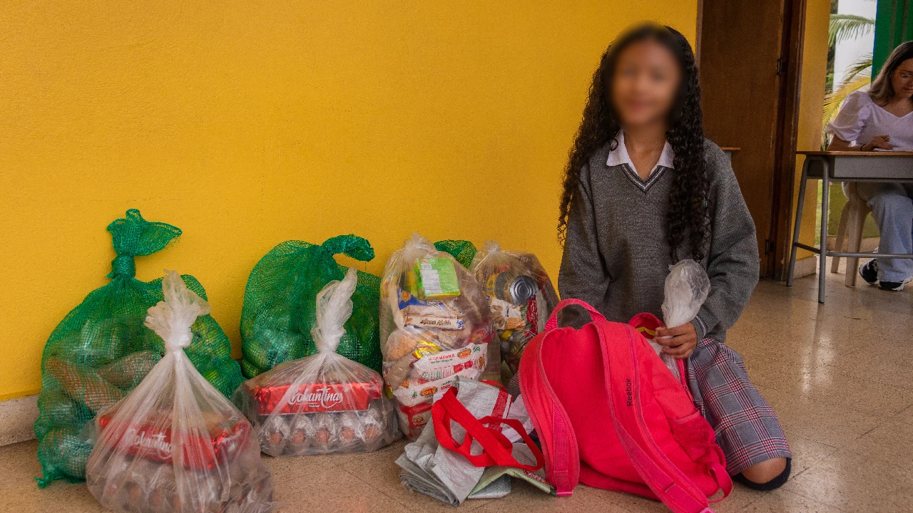 La Ceja asegura alimentación escolar a estudiantes durante vacaciones con más de 3.800 paquetes nutricionales entrega-paquetes-alimentacion-estudiantes-laceja-vacaciones4