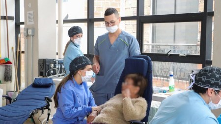 ¡Sonríen otra vez! 49 adultos mayores de Marinilla recuperan su sonrisa y calidad de vida con prótesis dentales entrega-protesis-dentales-adultos-mayores-vulenarables-marinilla1