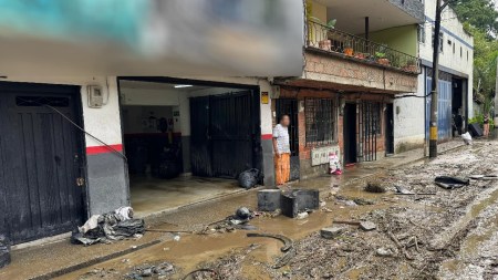 Fuertes lluvias provocaron el desbordamiento del río Medellín y dejaron a 22 familias afectadas en Copacabana inundaciones-copacabana-administracion-atiende-afectados
