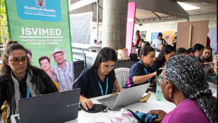 Más de 2.000 familias de Medellín ya recorren el camino hacia su casa propia con la Ruta ‘Tu Casa, Tu Barrio’"