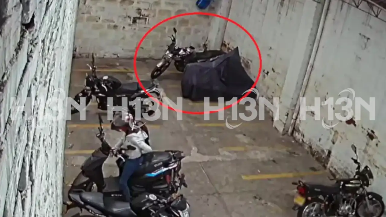 ¿Un fantasma? En un parqueadero de Bello, una moto se prendió sola