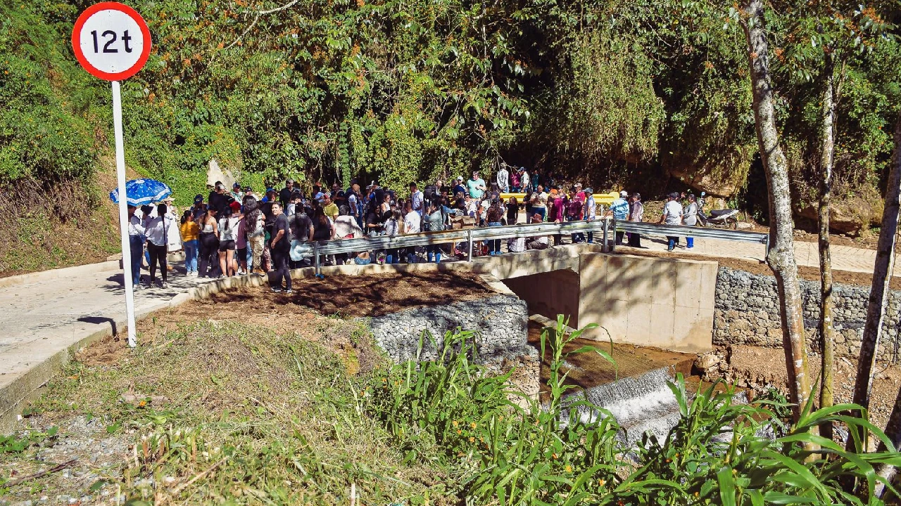 paso-seguro-vereda-el-retiro-entrega-obra-estructura-paso-quebrada