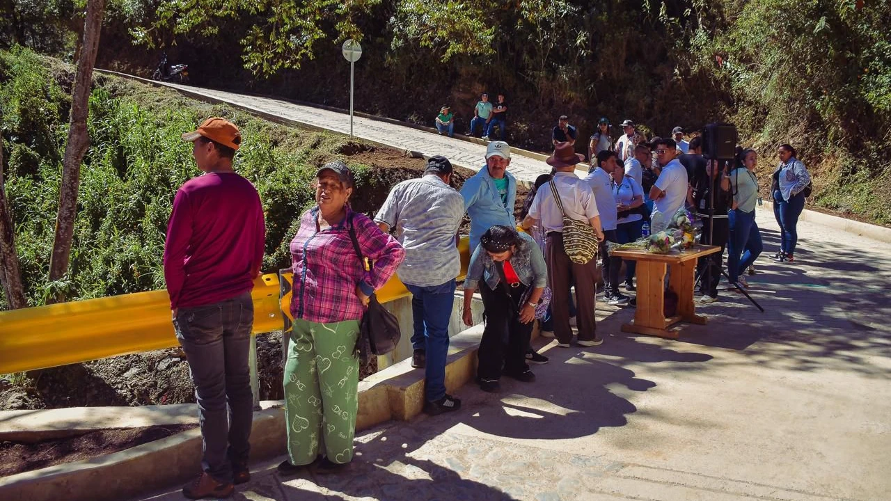 paso-seguro-vereda-el-retiro-entrega-obra-estructura-paso-quebrada3