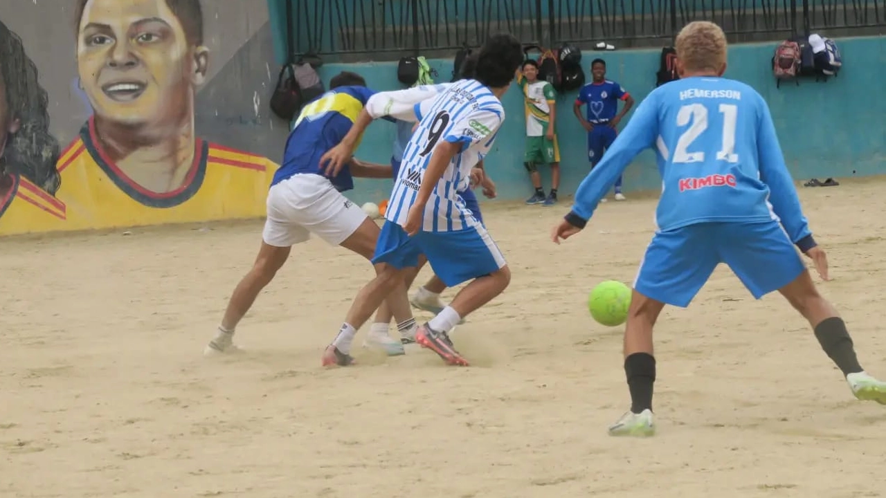 Semillas de vida y paz, fútbol con guayos rotos, pero con el alma entera