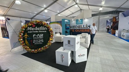 Alcaldía de Medellín participa en feria aeronáutica con proyectos de innovación y tecnología