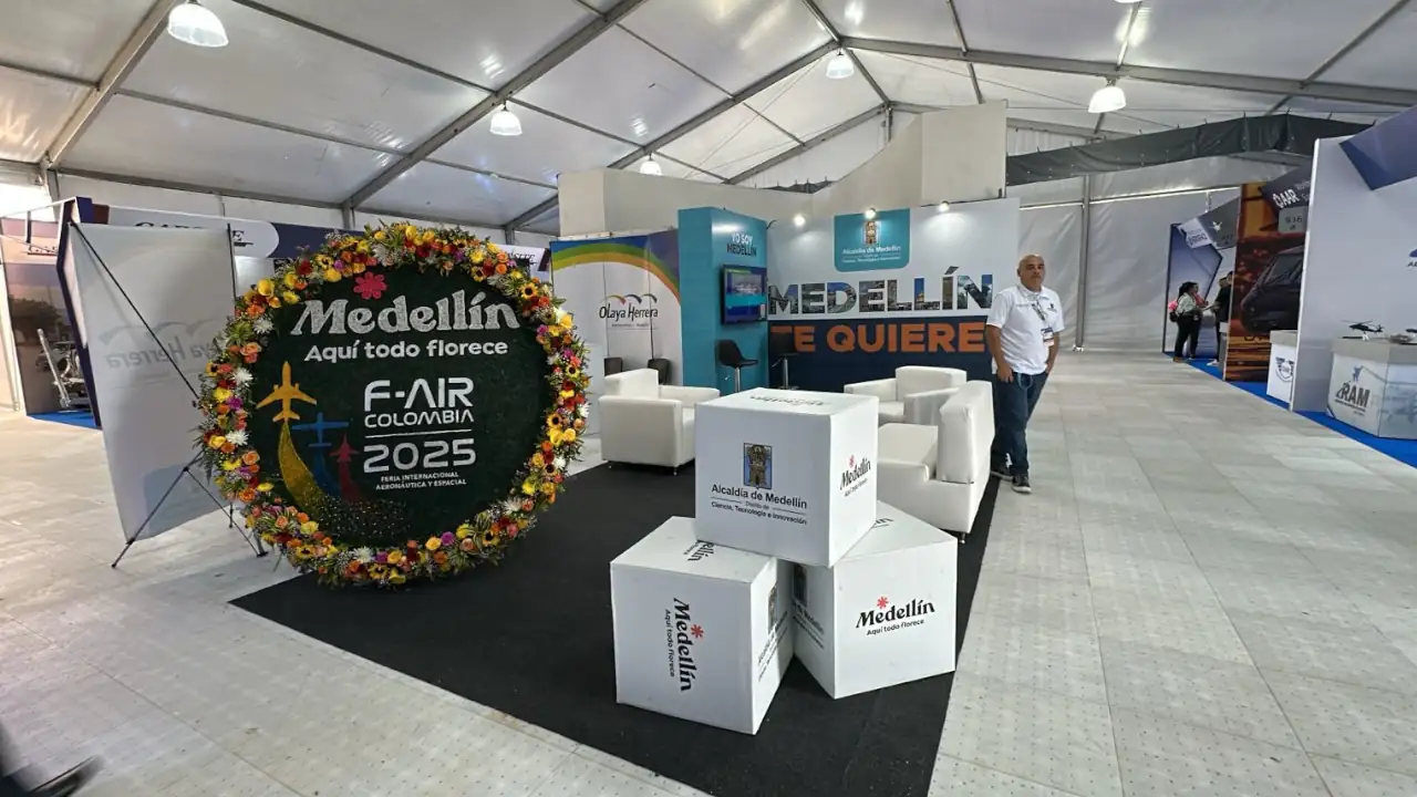 Alcaldía de Medellín participa en feria aeronáutica con proyectos de innovación y tecnología