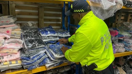Autoridades decomisan más de 10 mil prendas de contrabando en bodega del centro de Medellín