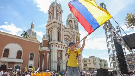 Bello conmemora la independencia de Colombia con homenajes y desfiles