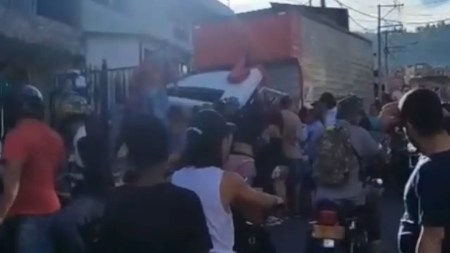 Camión y planchón se chocaron en una estrecha calle en el Doce de octubre