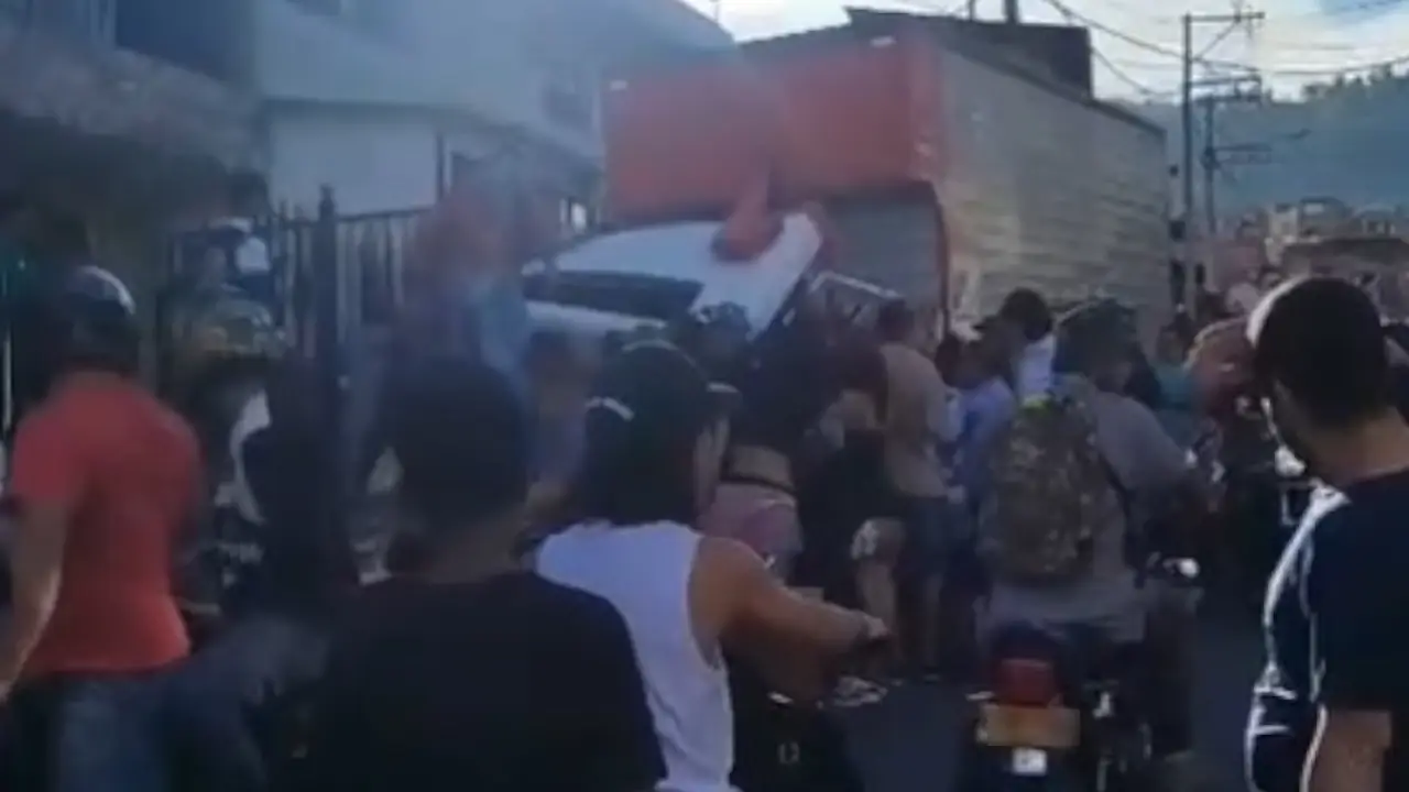 Camión y planchón se chocaron en una estrecha calle en el Doce de octubre