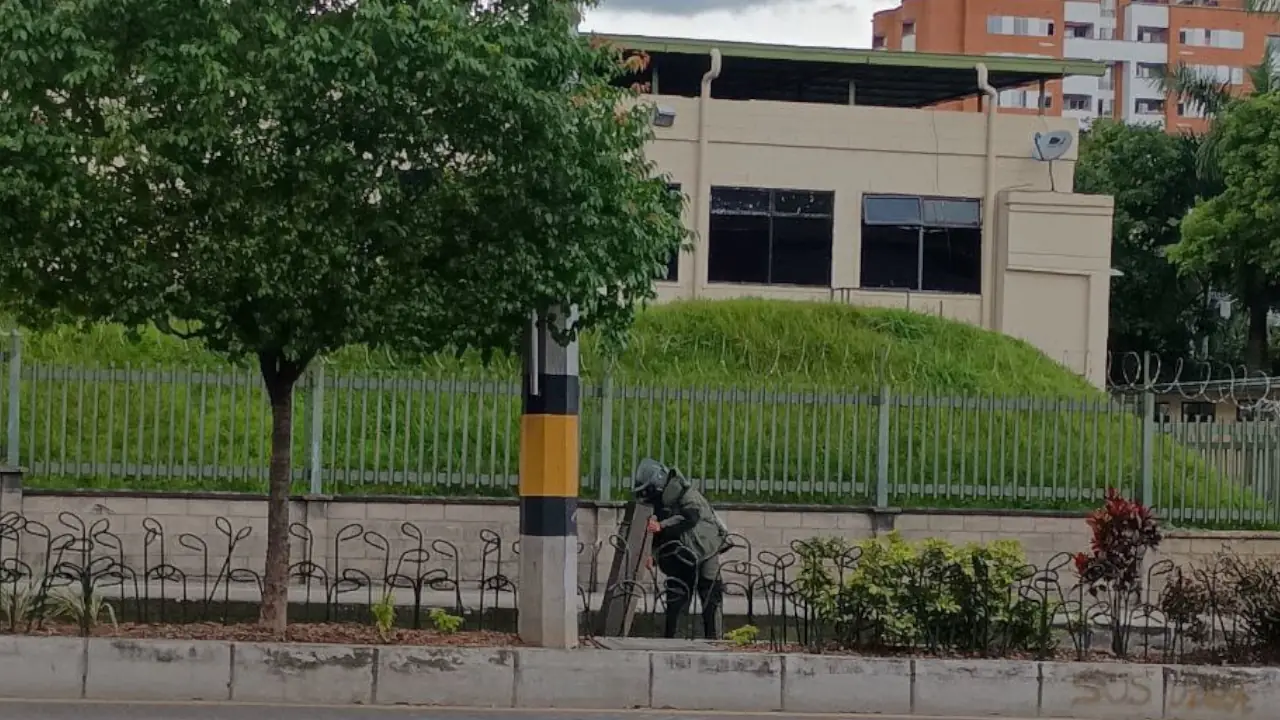 Descartan explosivos tras inspección de maleta cerca de la Cuarta Brigada del Ejército en Medellín Descartan explosivos tras inspección de maleta cerca de la Cuarta Brigada del Ejército en Medellín