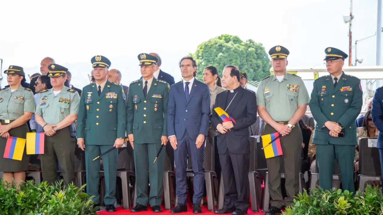El desfile militar recorrió las calles de Medellín en conmemoración del 20 de julio