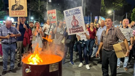 En Sabaneta, ciudadanos quemaron facturas del impuesto predial durante una protesta