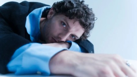 Gregorio, actor de Disney, se lanza como cantante y estrena canción sobre la vida detrás de las apariencias