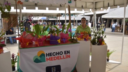 Hecho en Medellín: Emprendedores y campesinos se reúnen en una feria en Medellín para mostrar sus productos