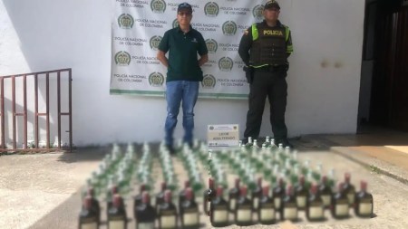 Incautan más de 100 botellas de licor adulterado en la vía La Pintada - Medellín