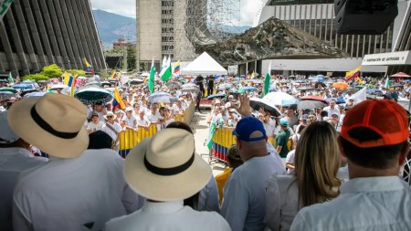 Ciudadanos manifestaron en La Alpujarra en rechazo al evento de Petro en Medellín