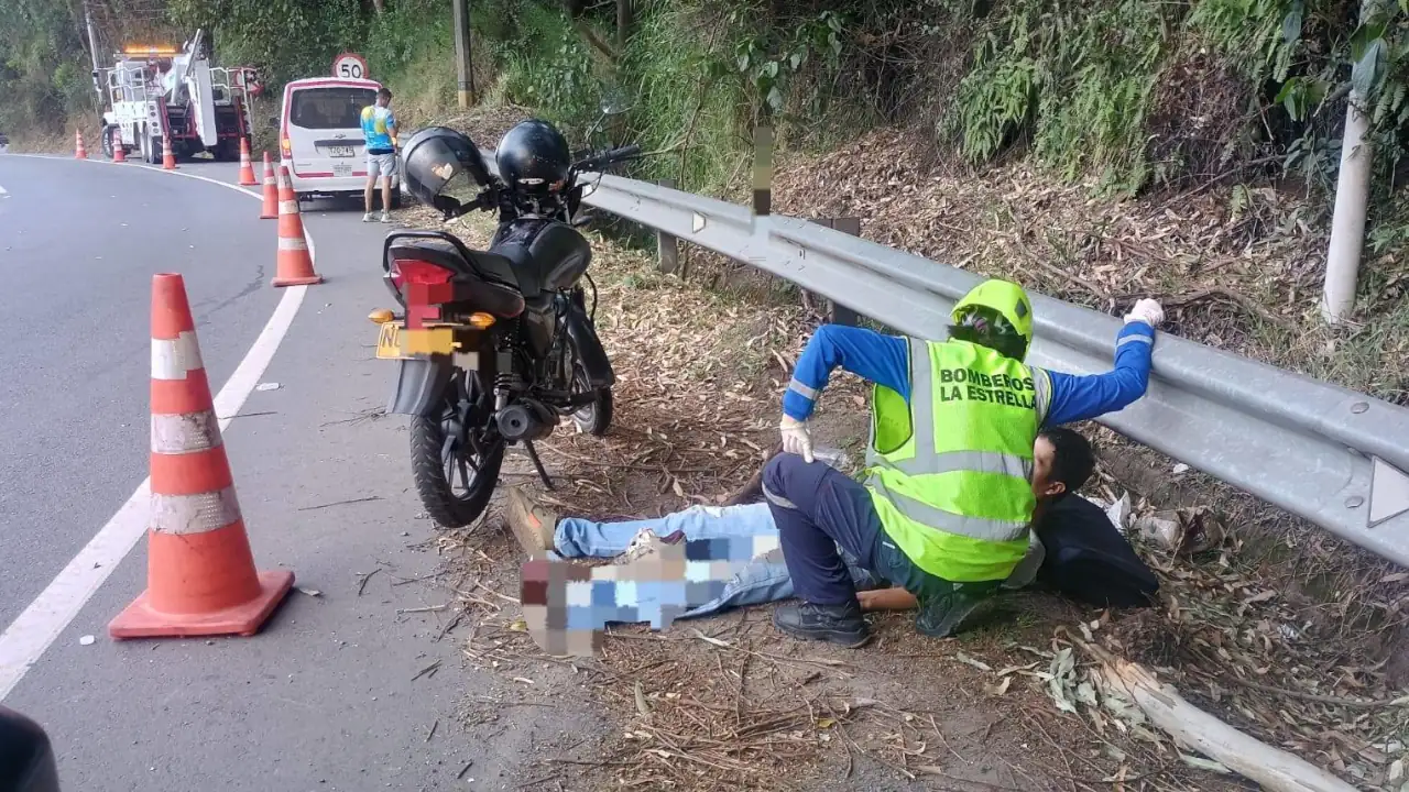 Motociclista y acompañante resultan heridos tras caída en la Variante Caldas 1 Motociclista y acompañante resultan heridos tras caída en la Variante Caldas
