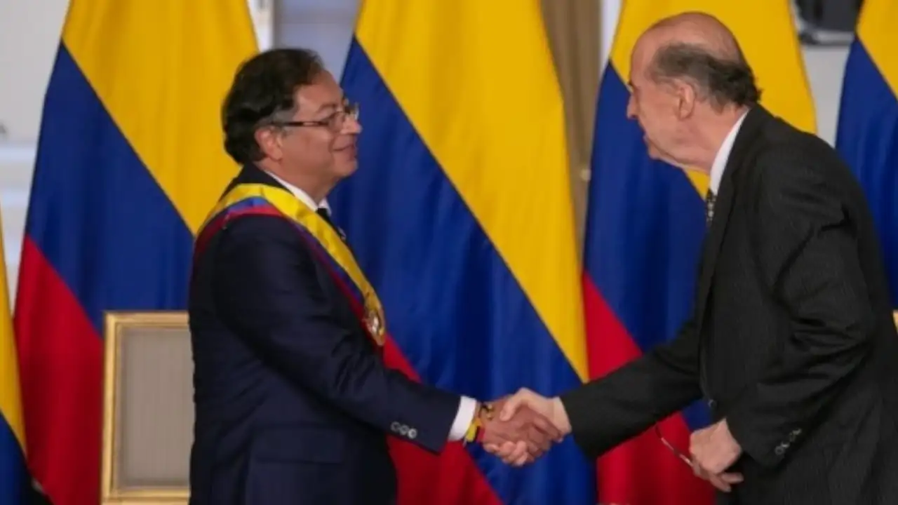 Procuraduría investiga otra vez a Álvaro Leyva, esta vez por presuntamente no acatar la suspensión de su cargo como canciller Procuraduría investiga otra vez a Álvaro Leyva, esta vez por presuntamente no acatar la suspensión de su cargo como canciller