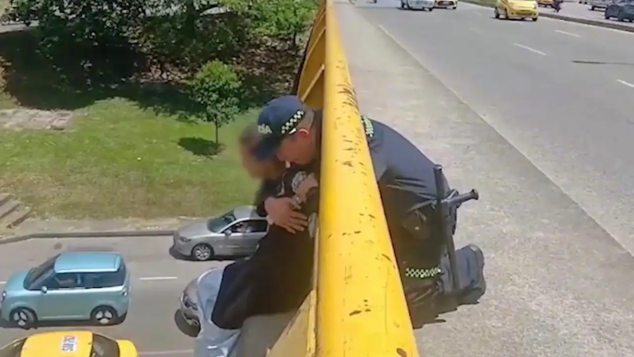Un policía le salvó la vida a joven que intentaba lanzarse de un puente en Medellín