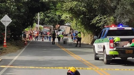 Una persona falleció tras ser atropellada por una moto en la vía Bolombolo – Santa Fe de Antioquia