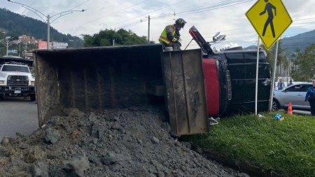 Volqueta se volcó tras chocar contra separador en la variante a Caldas