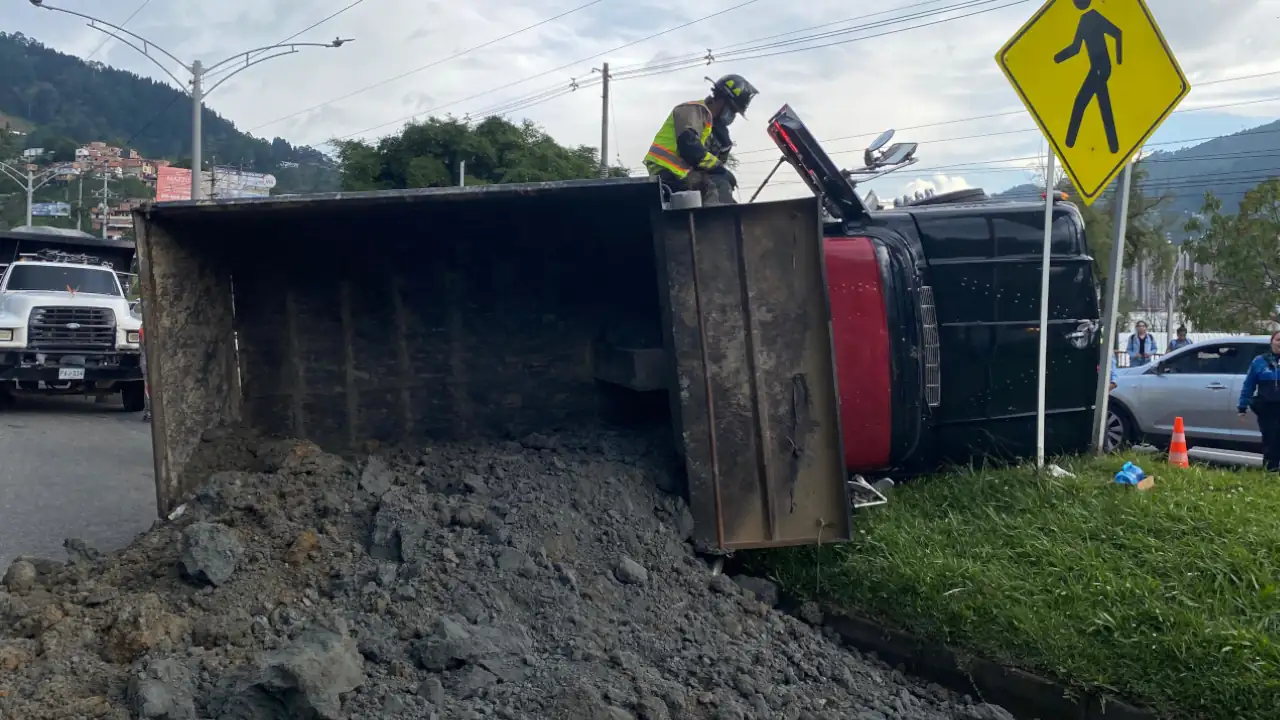 Volqueta se volcó tras chocar contra separador en la variante a Caldas