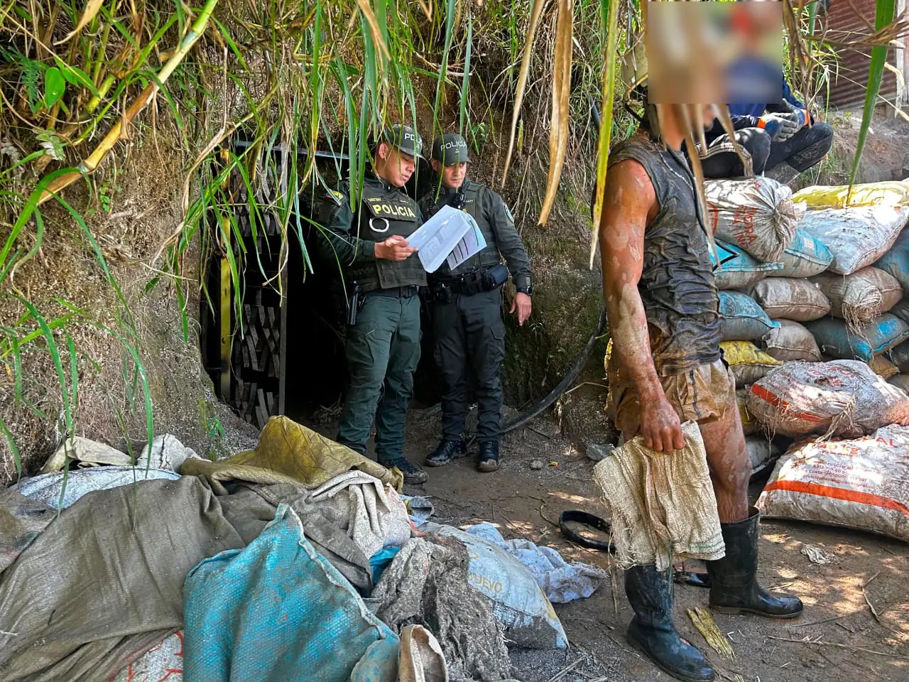 Capturan a 14 personas durante operativo contra explotación minera en Girardota