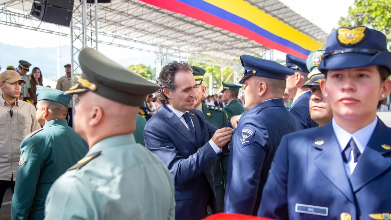 El desfile militar recorrió las calles de Medellín en conmemoración del 20 de julio