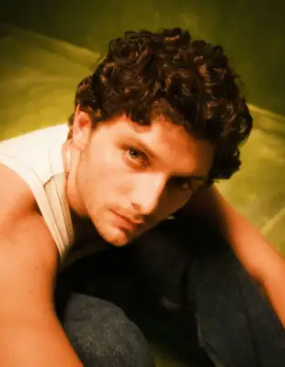 Gregorio, actor de Disney, se lanza como cantante y estrena canción sobre la vida detrás de las apariencias