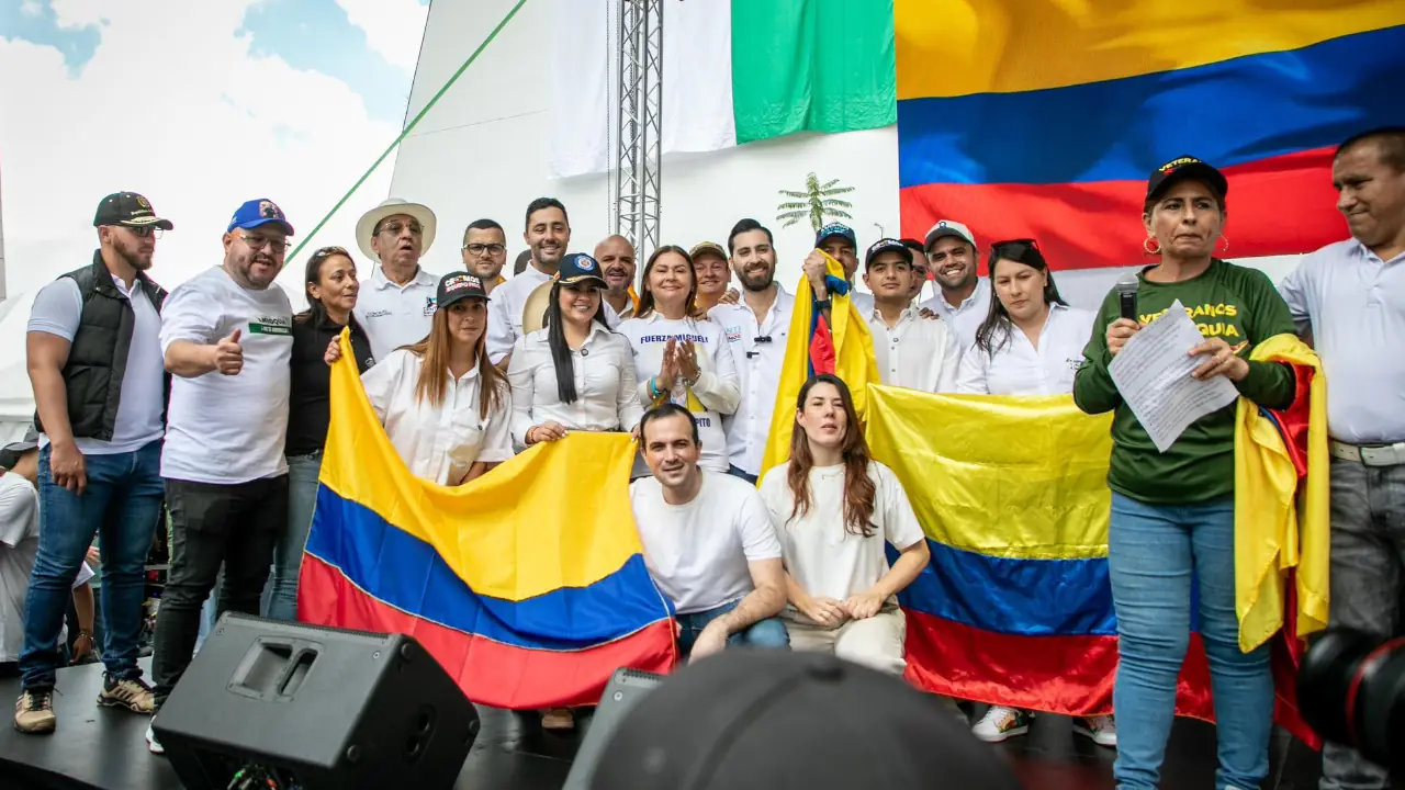 Ciudadanos manifestaron en La Alpujarra en rechazo al evento de Petro en Medellín