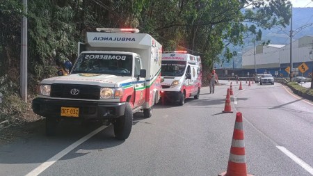 Motociclista y acompañante resultan heridos tras caída en la Variante Caldas Motociclista y acompañante resultan heridos tras caída en la Variante Caldas