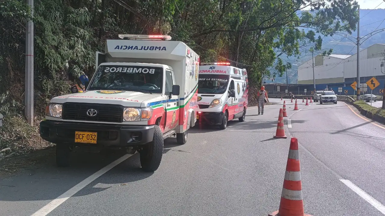 Motociclista y acompañante resultan heridos tras caída en la Variante Caldas Motociclista y acompañante resultan heridos tras caída en la Variante Caldas