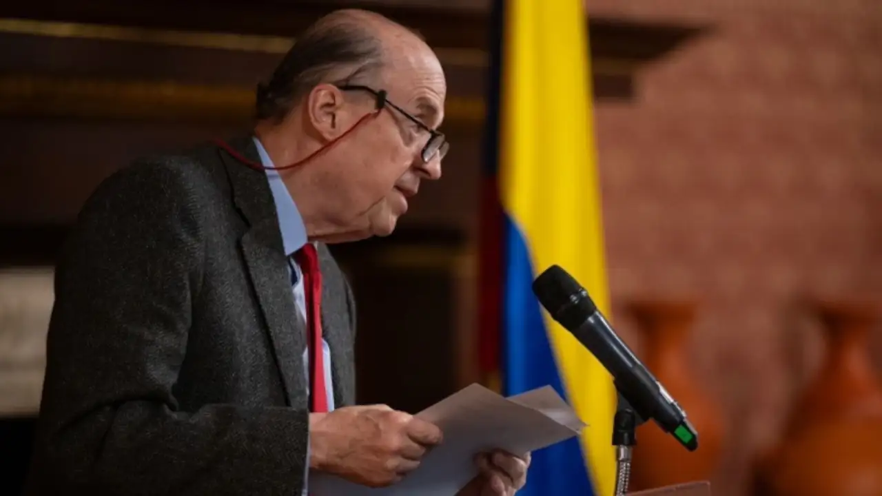 Procuraduría investiga otra vez a Álvaro Leyva, esta vez por presuntamente no acatar la suspensión de su cargo como canciller 1 Procuraduría investiga otra vez a Álvaro Leyva, esta vez por presuntamente no acatar la suspensión de su cargo como canciller