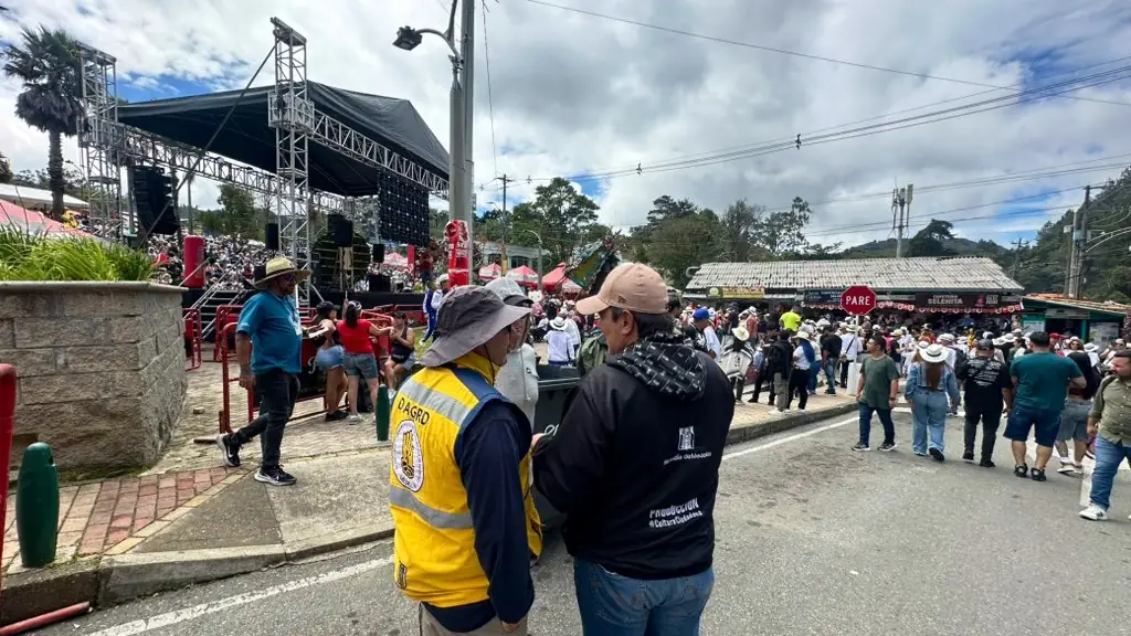 [Fotos ] Todo el mundo comiendo sancocho en Santa Elena y disfrutando del festival que une a la comunidad