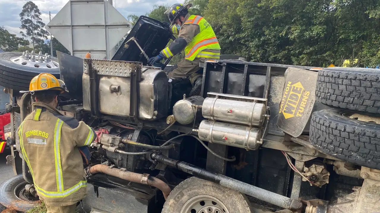 Volqueta se volcó tras chocar contra separador en la variante a Caldas