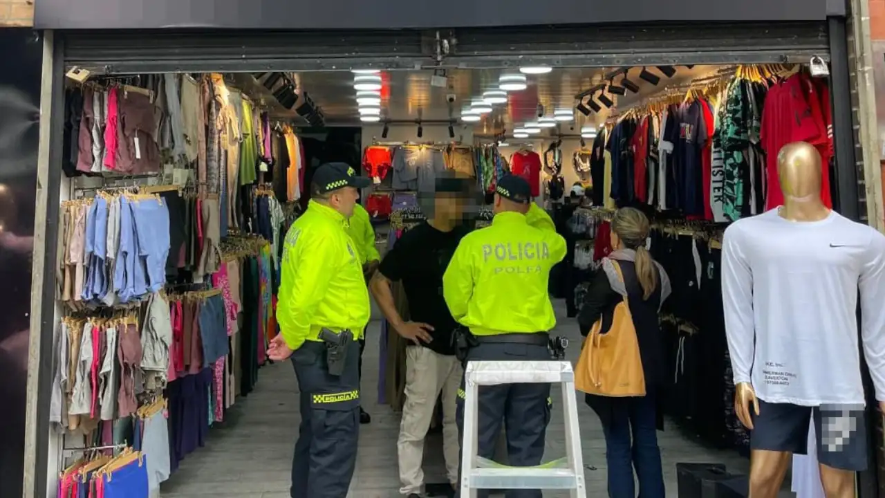 Autoridades decomisan más de 10 mil prendas de contrabando en bodega del centro de Medellín