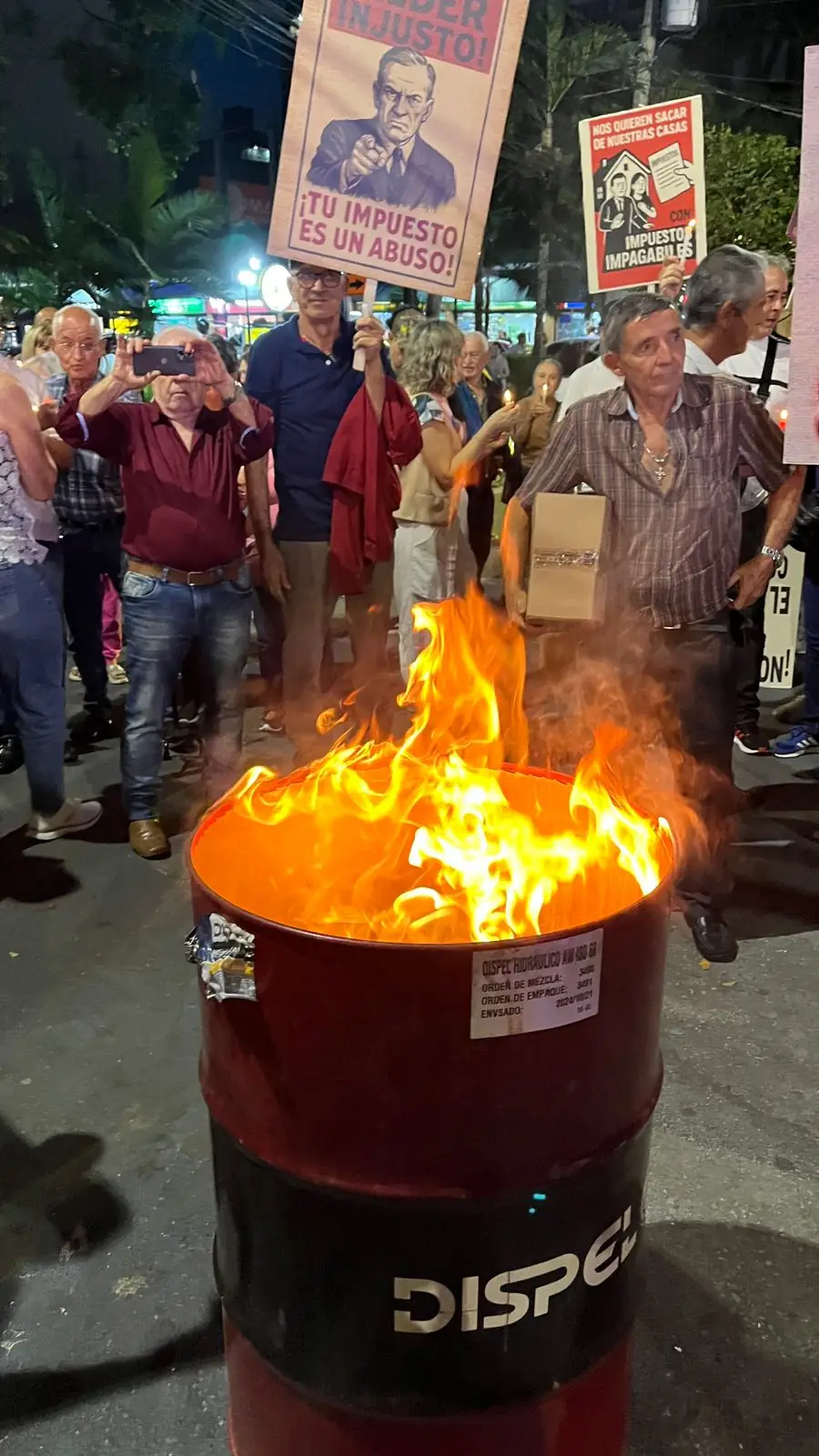 En Sabaneta, ciudadanos quemaron facturas del impuesto predial durante una protesta