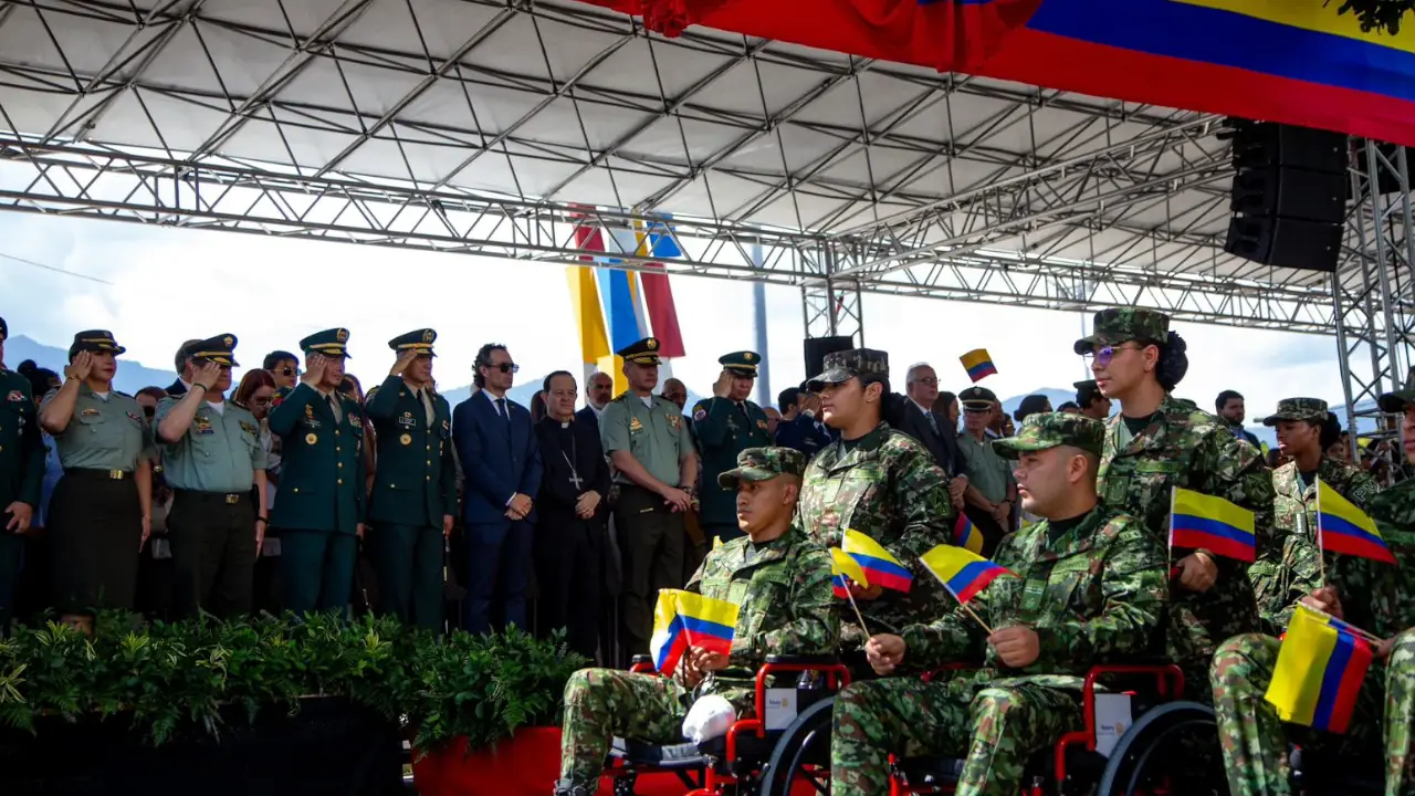 El desfile militar recorrió las calles de Medellín en conmemoración del 20 de julio